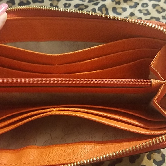 Authentic Michael Kors Wallet - Picture 5 of 5